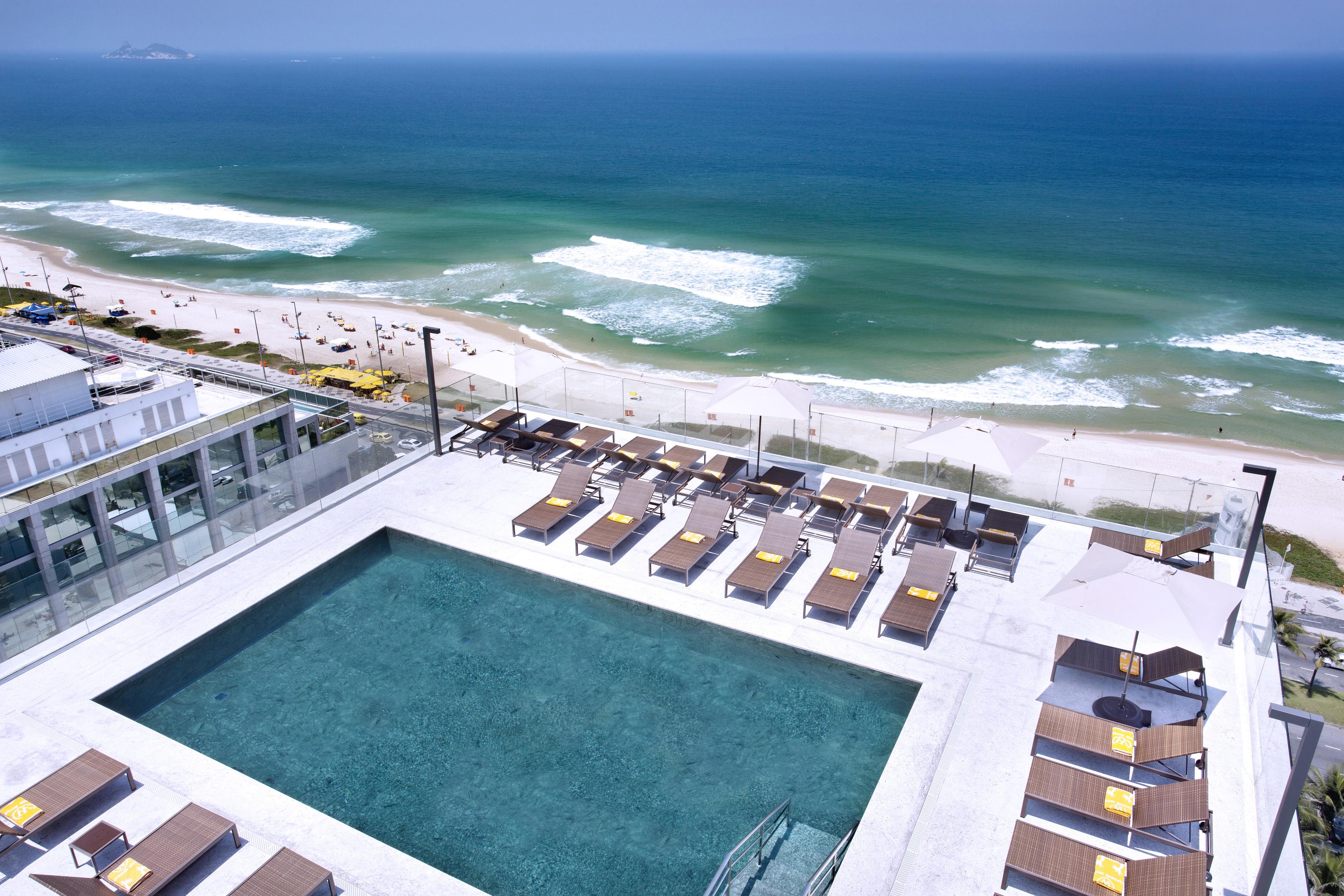 ホテル ウィンザー マラペンディ リオデジャネイロ エクステリア 写真 The rooftop pool at the Hilton Tel Aviv