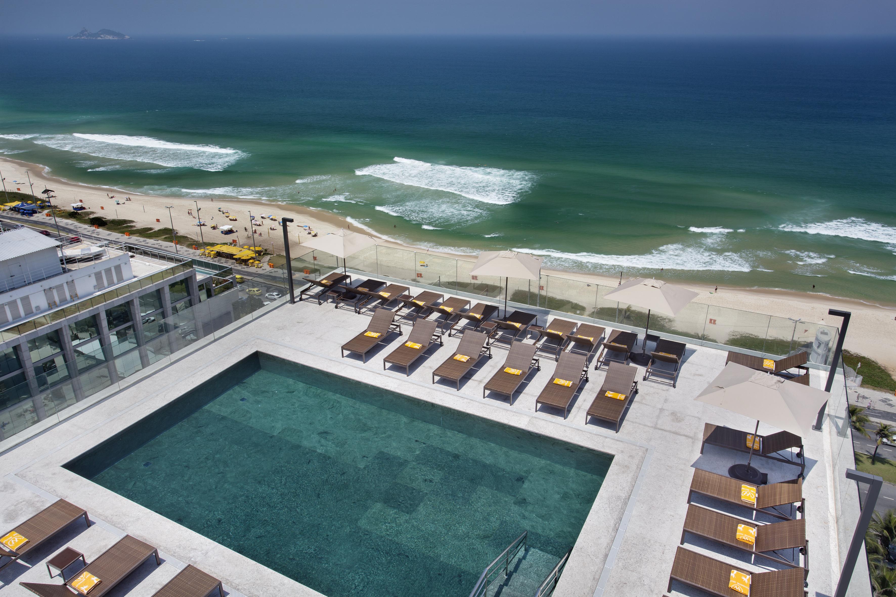 ホテル ウィンザー マラペンディ リオデジャネイロ エクステリア 写真 The rooftop pool at the Hilton Tel Aviv