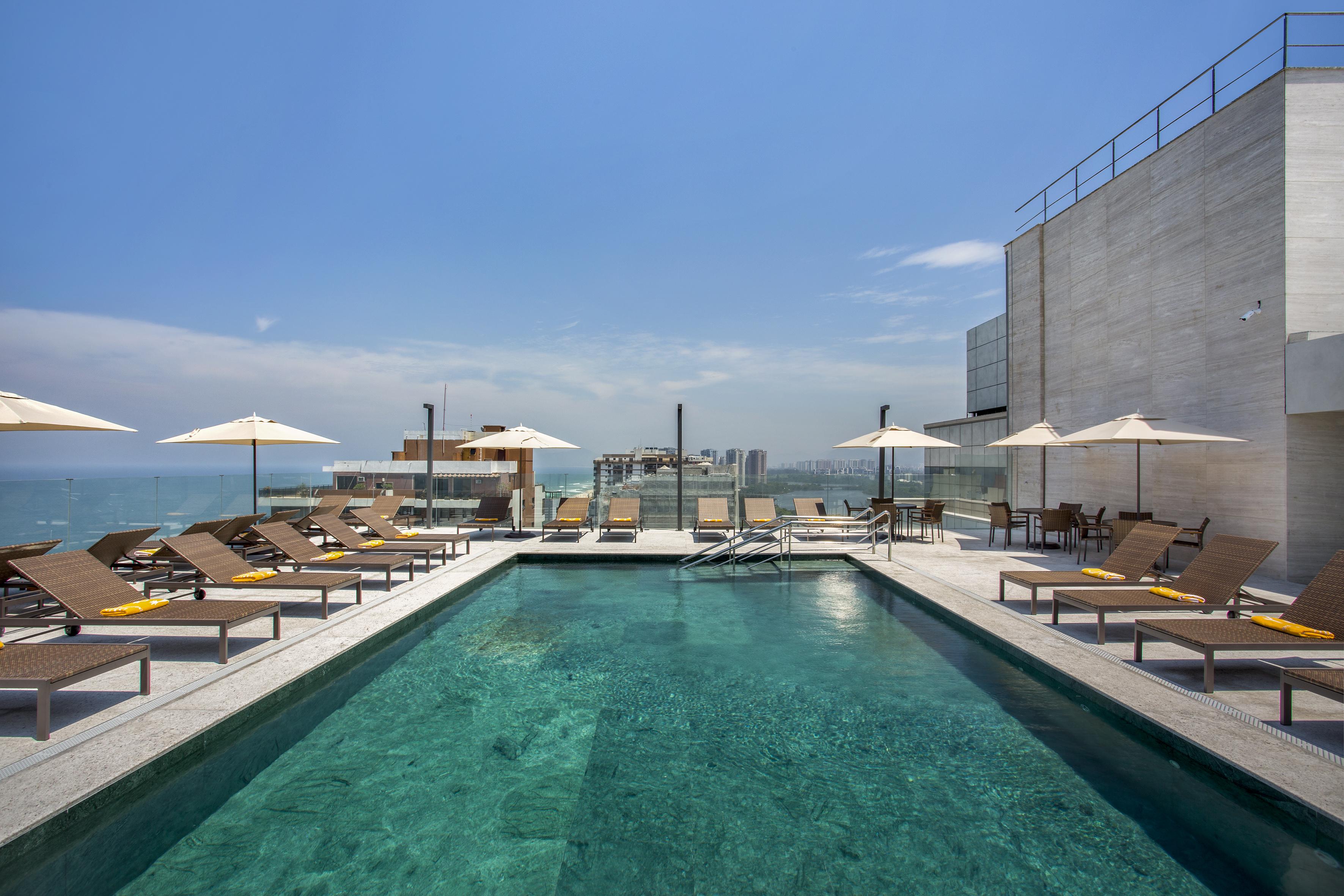ホテル ウィンザー マラペンディ リオデジャネイロ エクステリア 写真 The rooftop pool at the hotel