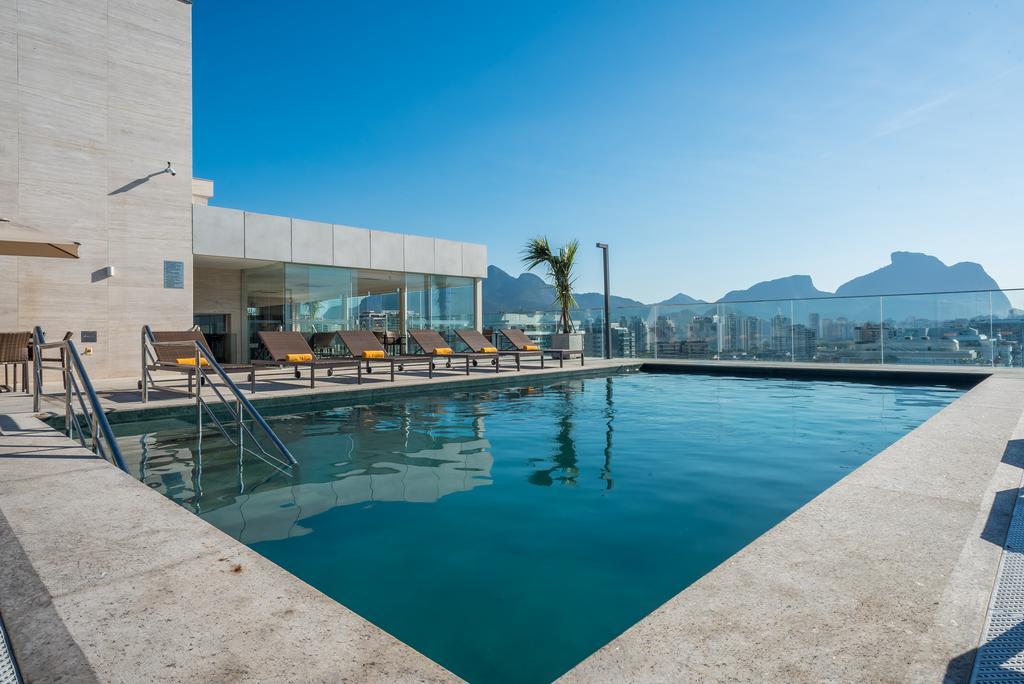 ホテル ウィンザー マラペンディ リオデジャネイロ エクステリア 写真 Hotel's rooftop pool