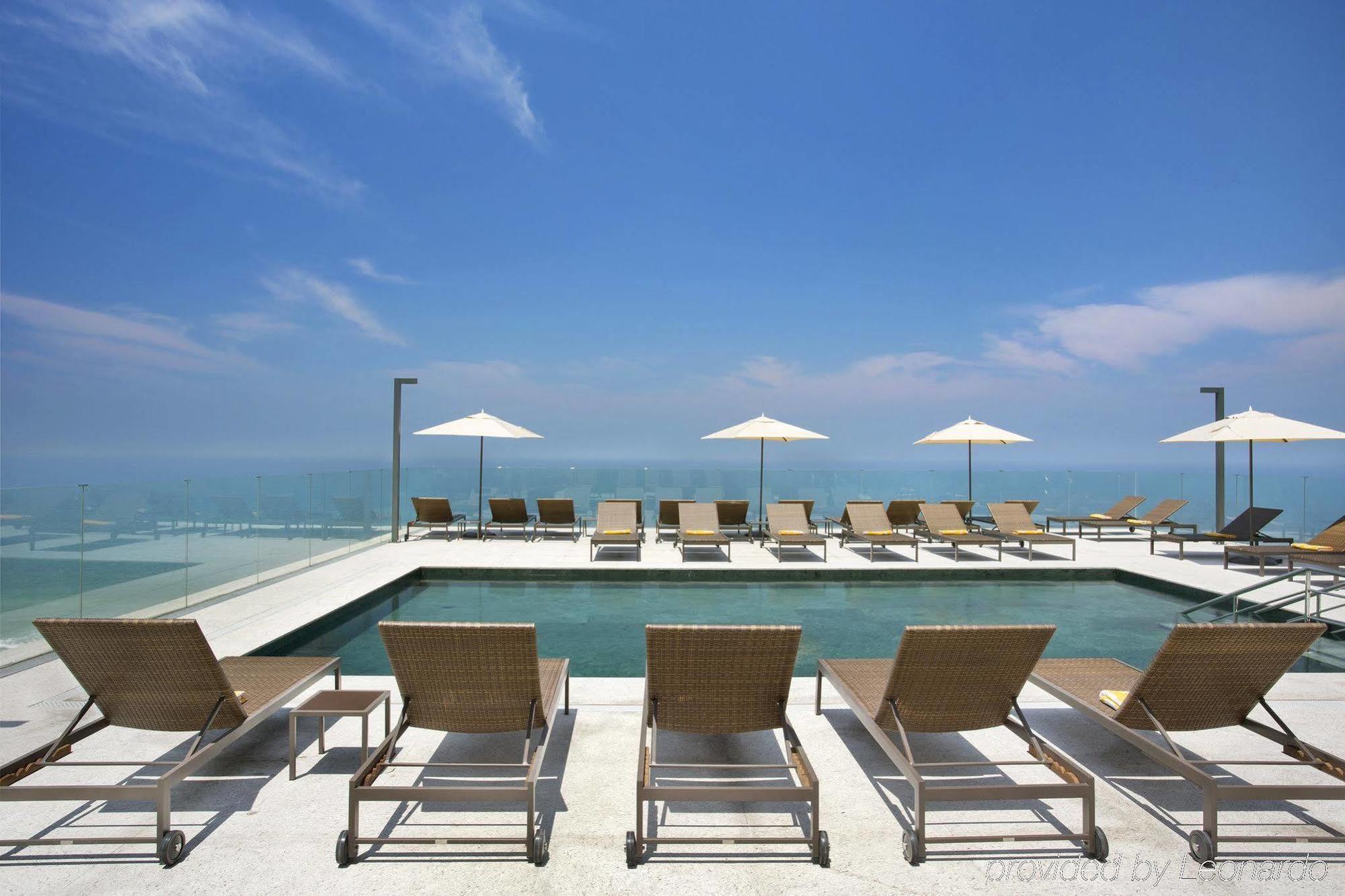 ホテル ウィンザー マラペンディ リオデジャネイロ エクステリア 写真 The rooftop pool at the hotel