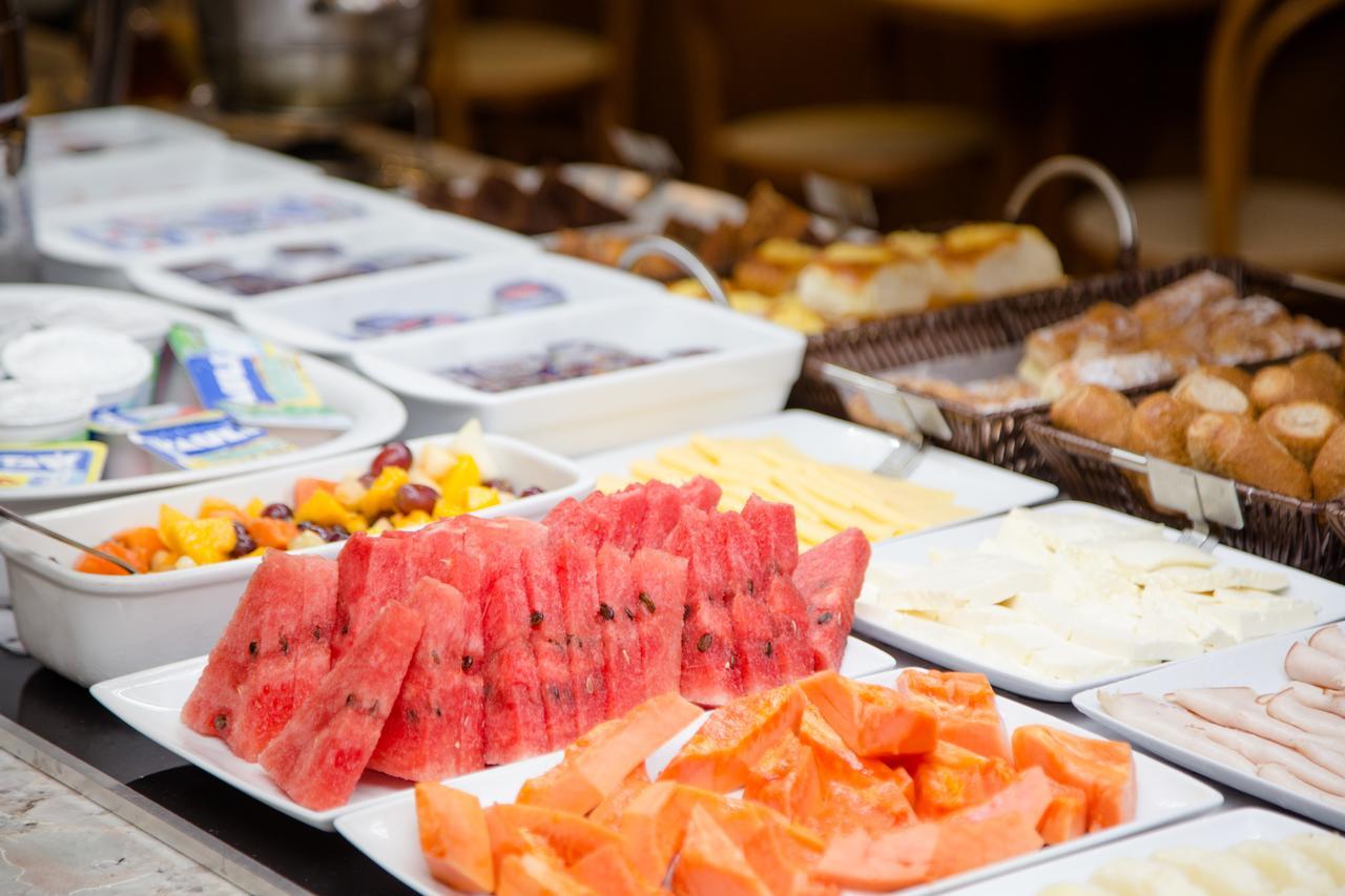ホテル ウィンザー マラペンディ リオデジャネイロ エクステリア 写真 A buffet of fruit
